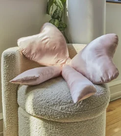 L'expressionist Coussin noeud XL en satin